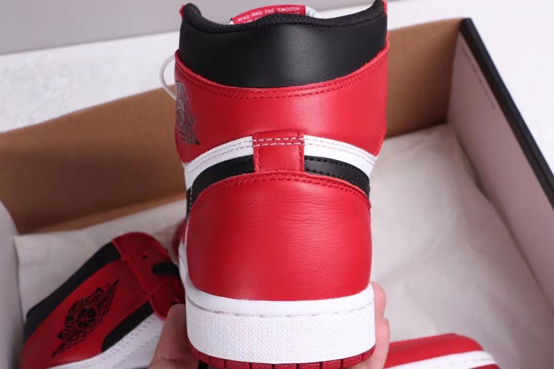 Air Jordan 1 Retro High OG Chicago