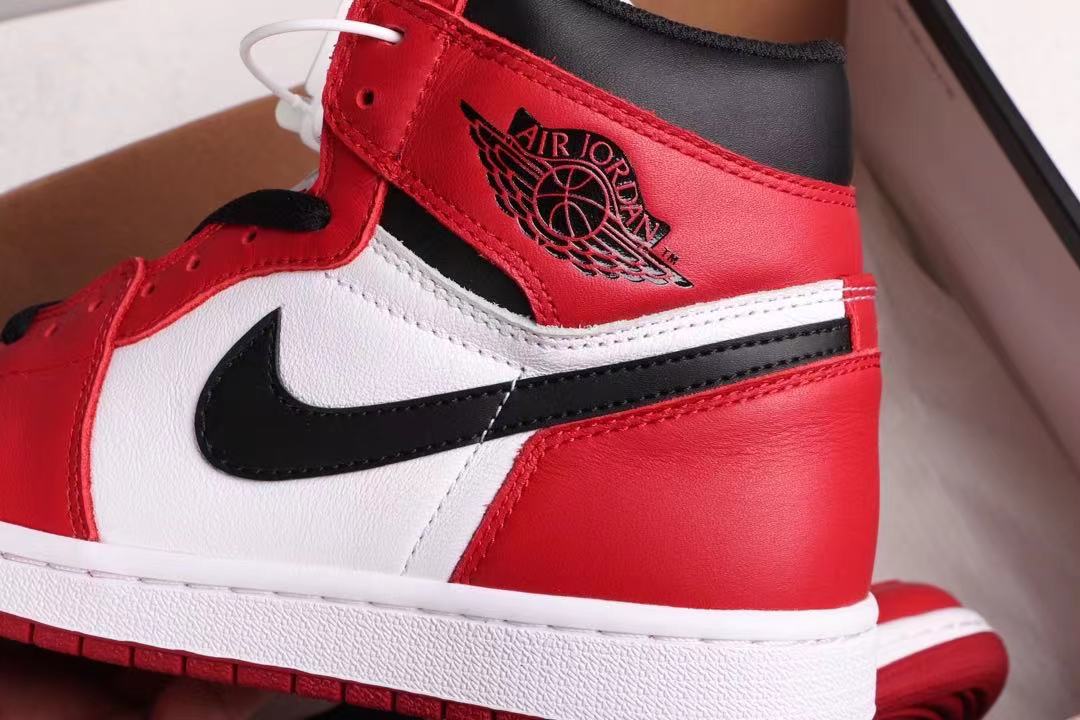 Air Jordan 1 Retro High OG Chicago