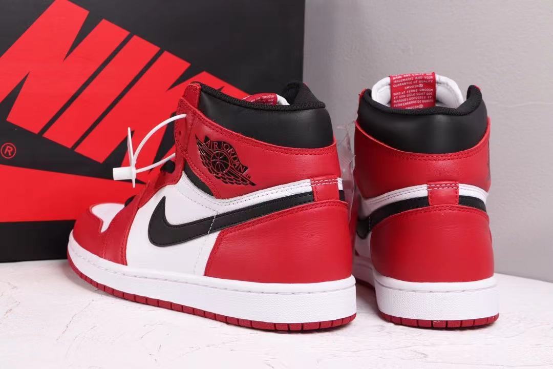 Air Jordan 1 Retro High OG Chicago