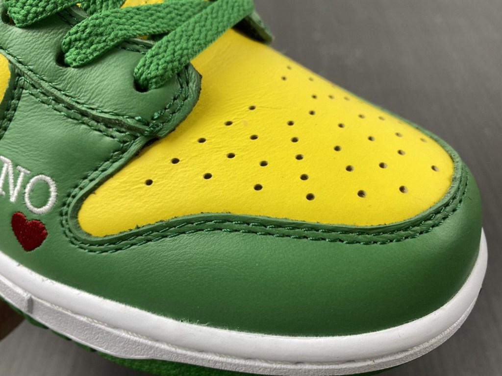 Svp*me x Nike SB Dunk High DN3741-700