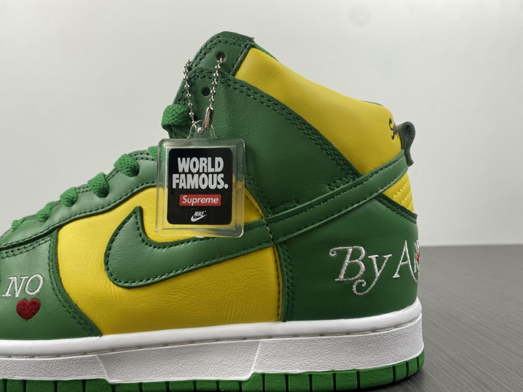 Svp*me x Nike SB Dunk High DN3741-700