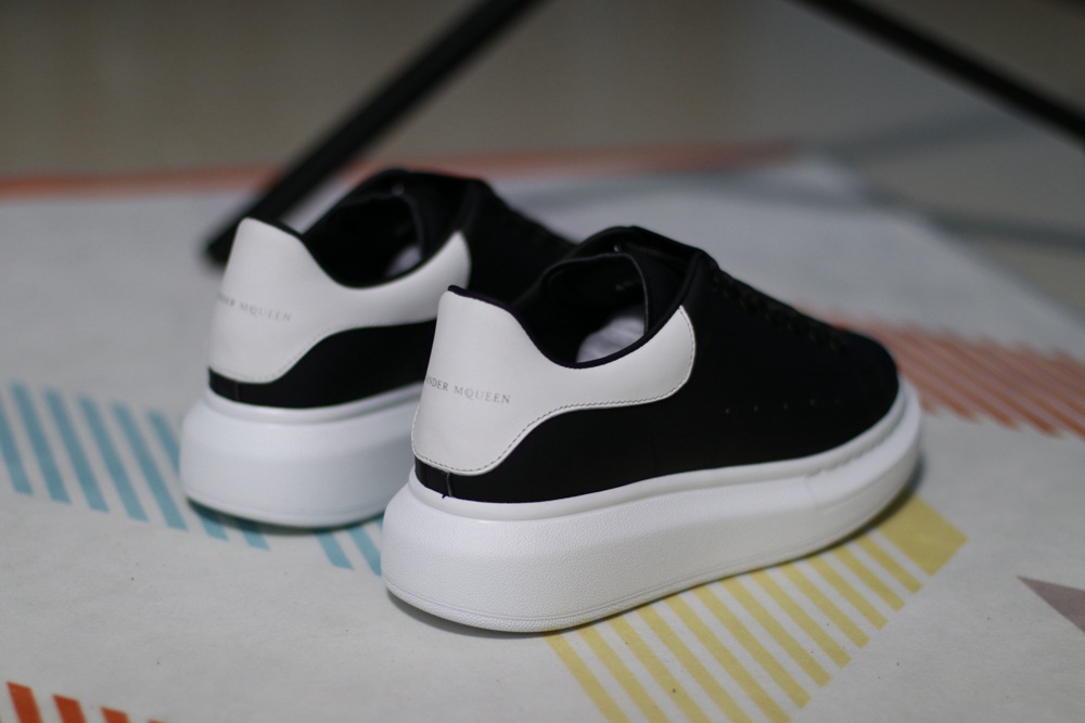 AMQ Black calf leather lace-up sneaker