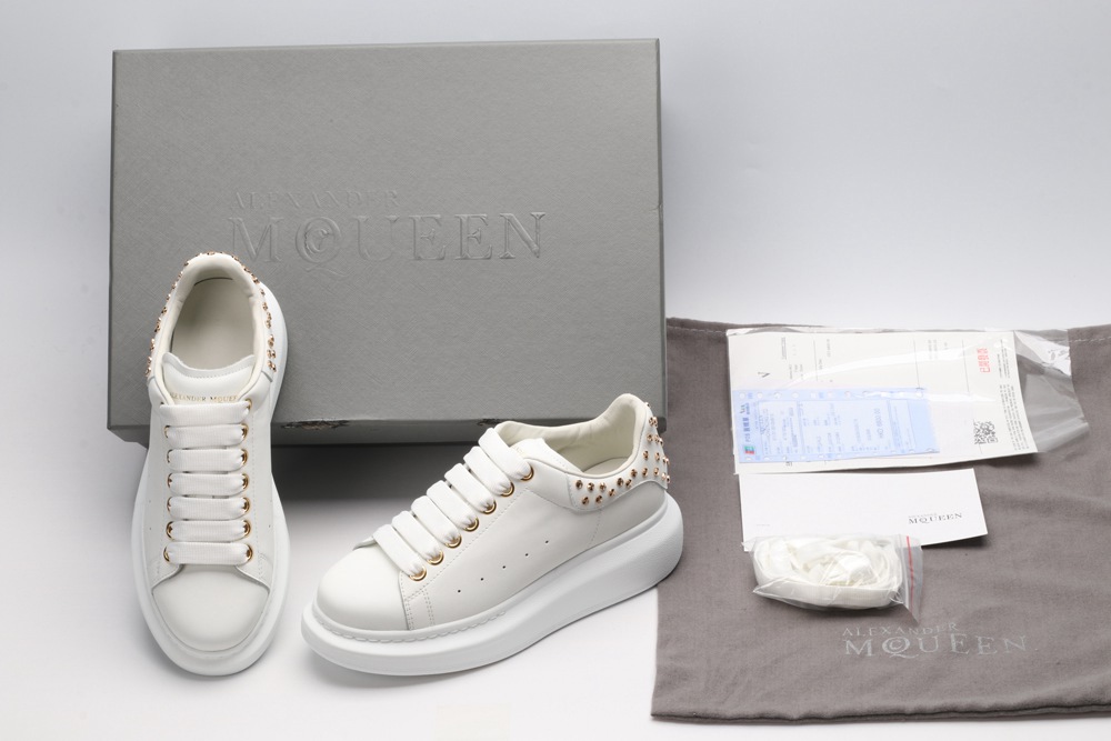 AMQ OVERSIZED SNEAKER with gold-finished hammered stud