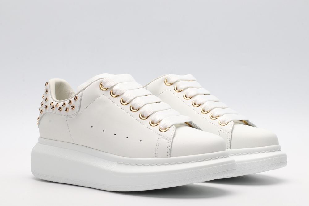 AMQ OVERSIZED SNEAKER with gold-finished hammered stud