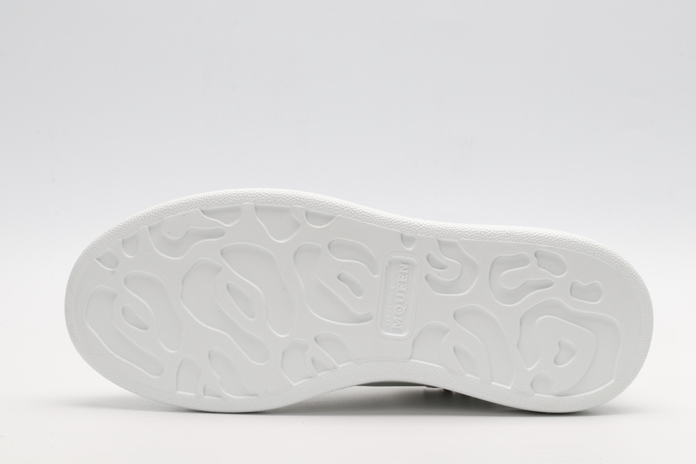 AMQ OVERSIZED SNEAKER with gold-finished hammered stud