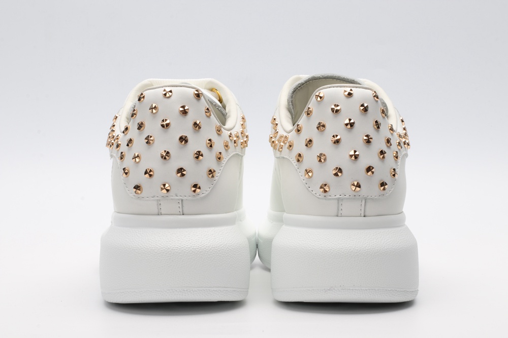 AMQ OVERSIZED SNEAKER with gold-finished hammered stud