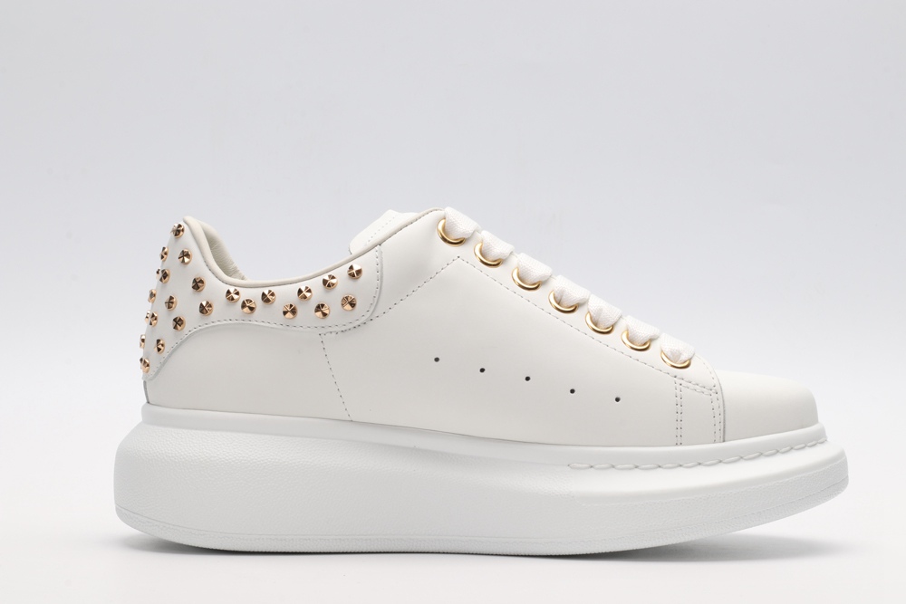 AMQ OVERSIZED SNEAKER with gold-finished hammered stud