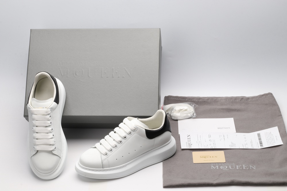 AMQ OVERSIZED SNEAKER with black heel