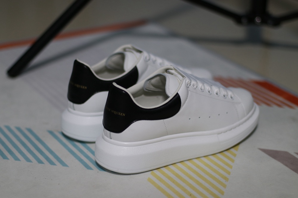 AMQ OVERSIZED SNEAKER with black heel