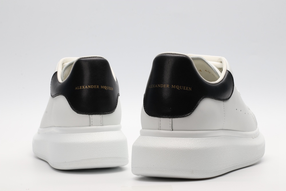 AMQ OVERSIZED SNEAKER with black heel