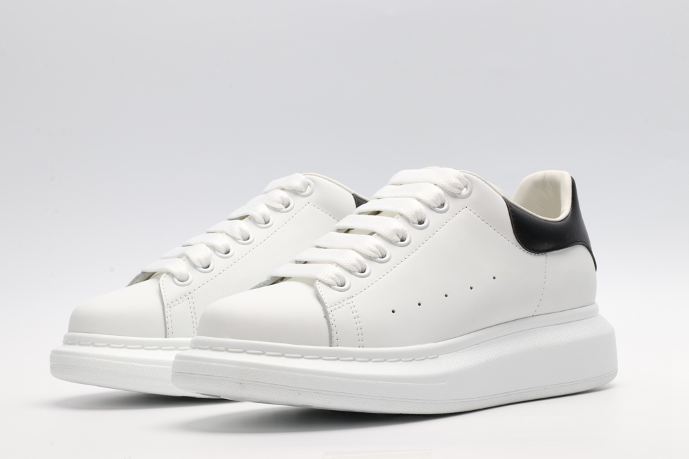 AMQ OVERSIZED SNEAKER with black heel