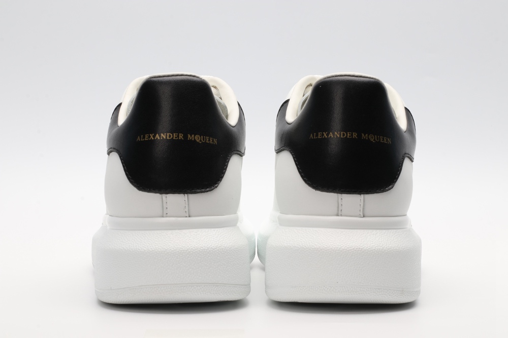 AMQ OVERSIZED SNEAKER with black heel