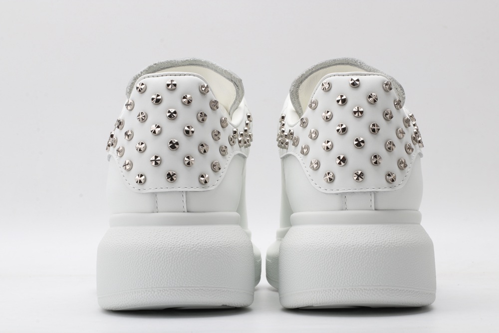 AMQ oversized white sneakers with siL*Ver-finished hammered stud