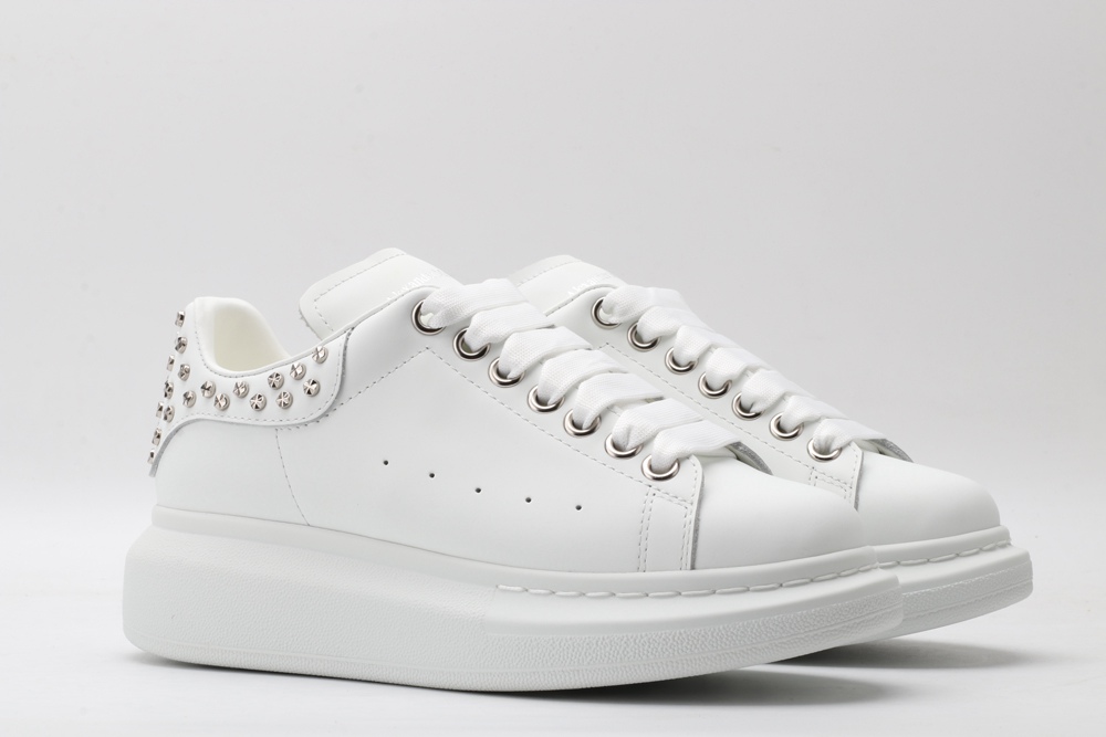 AMQ oversized white sneakers with siL*Ver-finished hammered stud