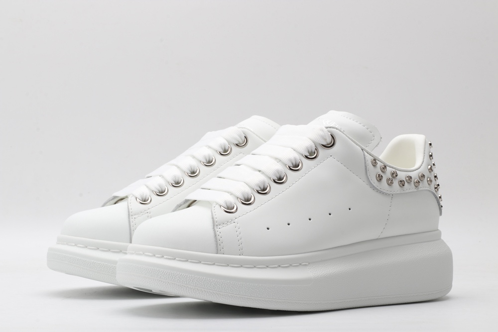 AMQ oversized white sneakers with siL*Ver-finished hammered stud