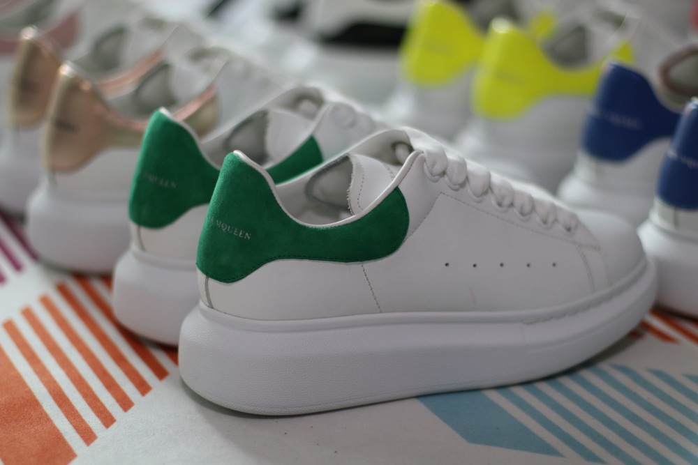 AMQ OVERSIZED SNEAKER with green heel