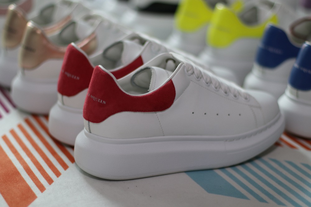 AMQ OVERSIZED SNEAKER with red heel