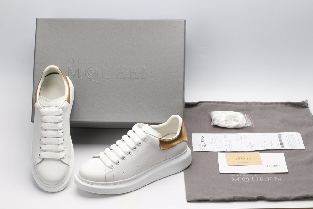AMQ OVERSIZED SNEAKER with gold grain leather heel