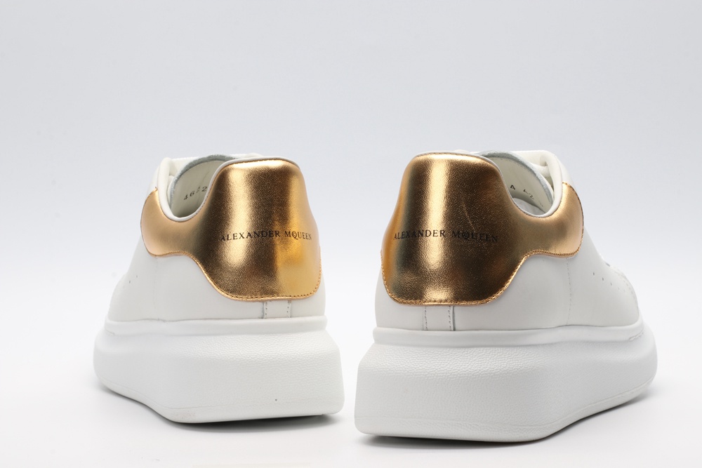 AMQ OVERSIZED SNEAKER with gold grain leather heel