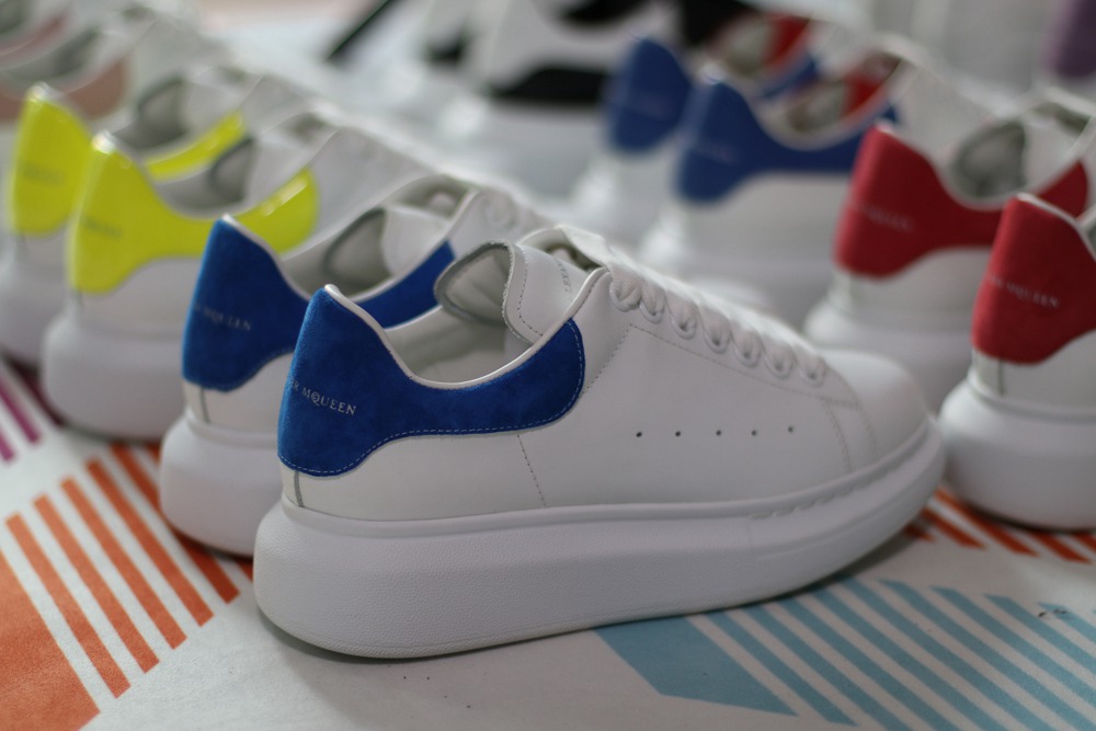 AMQ OVERSIZED SNEAKER with blue heel