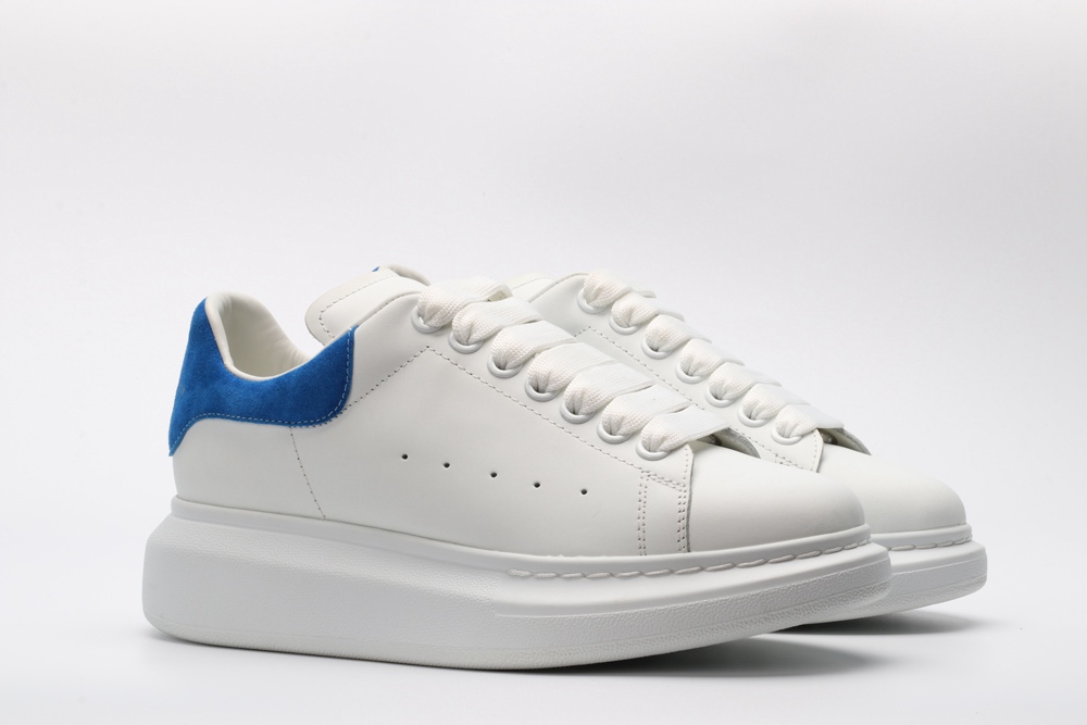 AMQ OVERSIZED SNEAKER with blue heel