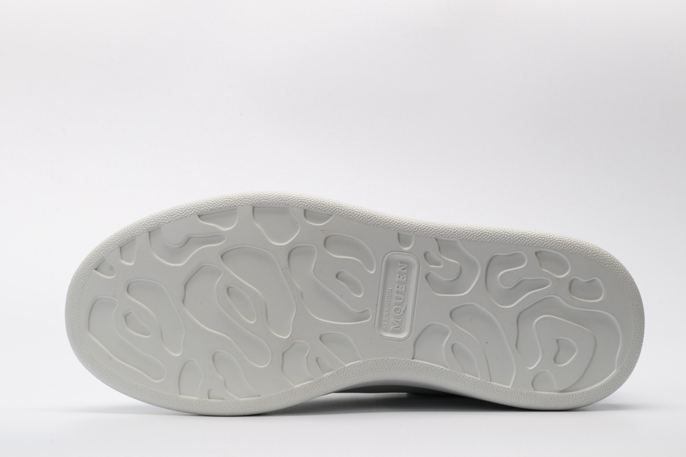 AMQ OVERSIZED SNEAKER with blue heel