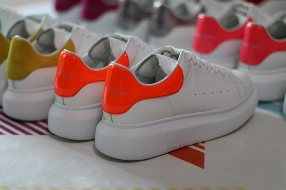 AMQ OVERSIZED SNEAKER with orange heel