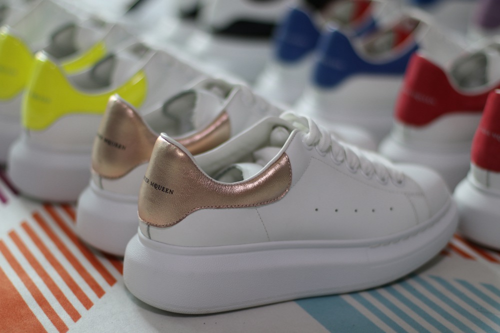 AMQ OVERSIZED SNEAKER with gold heel