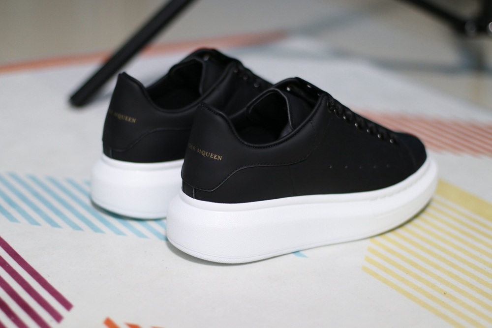 AMQ OVERSIZED SNEAKER Black